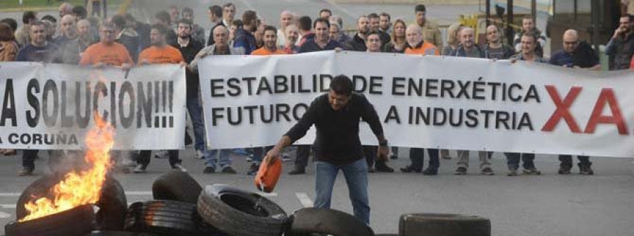 Una protesta de los empleados  de Alcoa bloquea el acceso a la planta con un barrera de fuego