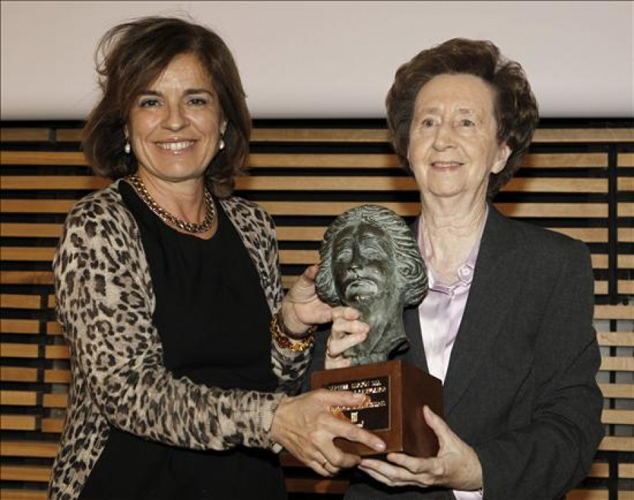 Margarita Salas recibe el Premio Clara Campoamor por su contribución en la igualdad de oportunidades