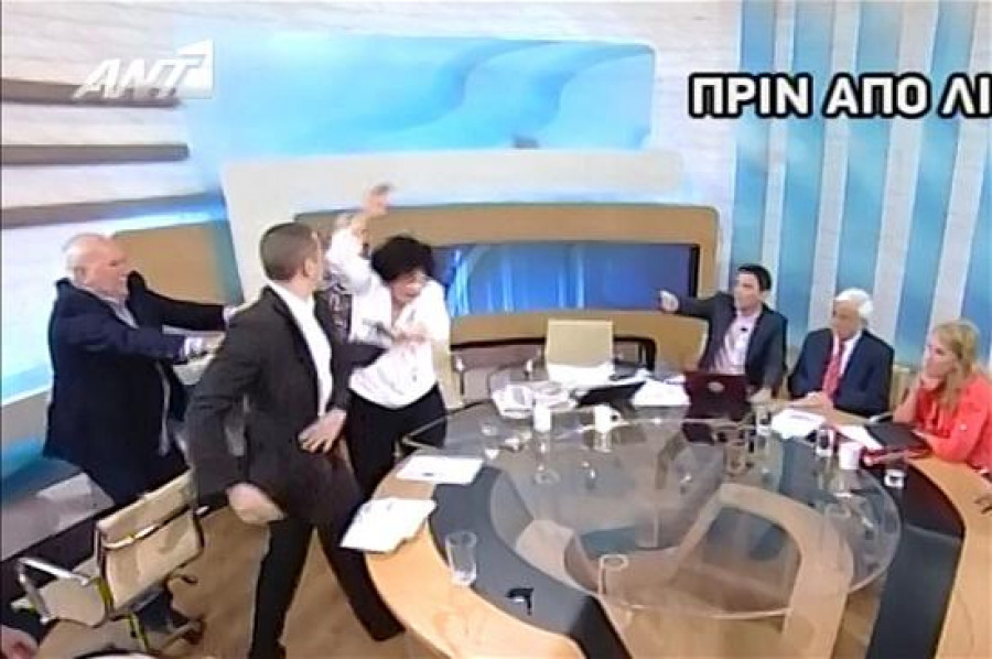 El portavoz de los neonazis griegos que agredió a dos candidatas sigue fugado