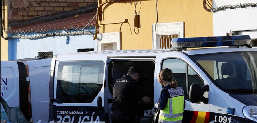 Hallan tres cuerpos enterrados en cal viva en una vivienda de Sevilla