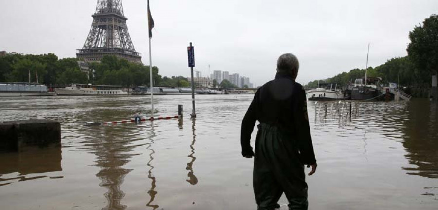 Cierran el Museo del Louvre para salvar las obras tras la inundaciones en París