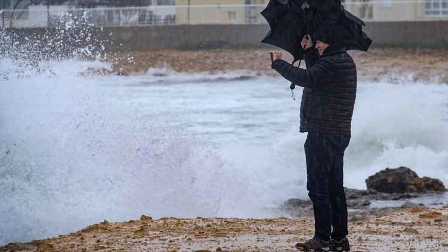 Oeste y suroeste de costa de A Coruña en alerta naranja el lunes por vientos