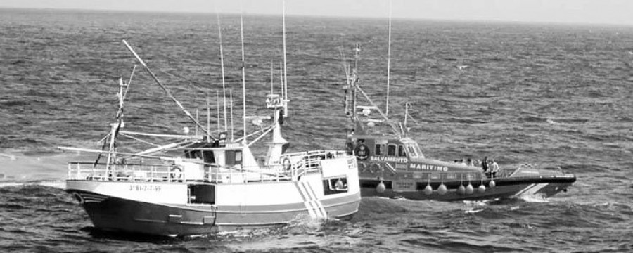 A salvo los seis tripulantes de un barco de Corme que se hundió a 15 millas de Fisterra