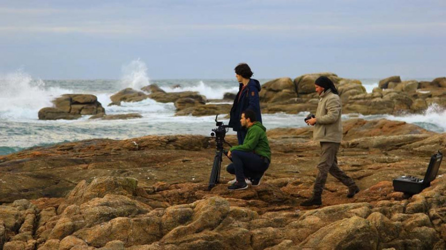 De director a distribuidor y promotor de su primera película sobre los percebeiros