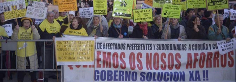 Los afectados por  las preferentes abuchean al director general del FROB