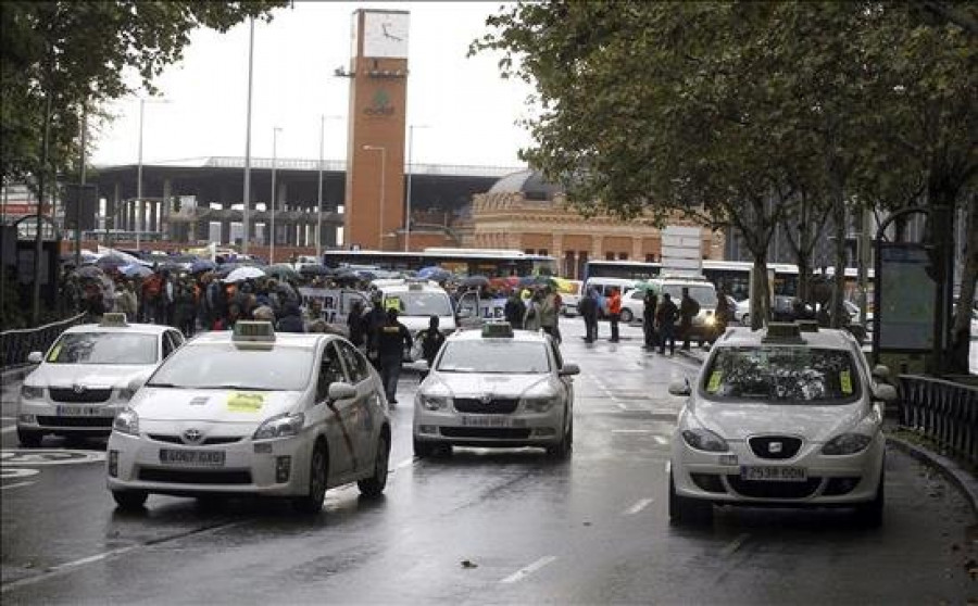 Un juez ordena el cese de actividades en España de Uber por competencia desleal