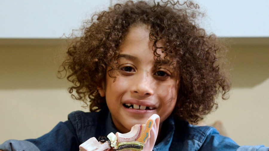 Fernando idea a sus 8 años un implante auditivo