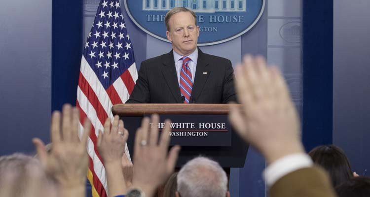 Dimite el portavoz de la Casa Blanca tras un desacuerdo con Trump