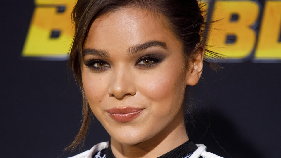 Hailee Steinfeld, la heroína ochentera de los “Transformers”