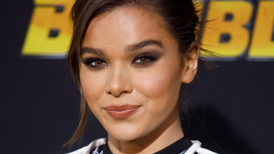 Hailee Steinfeld, la heroína ochentera de los “Transformers”