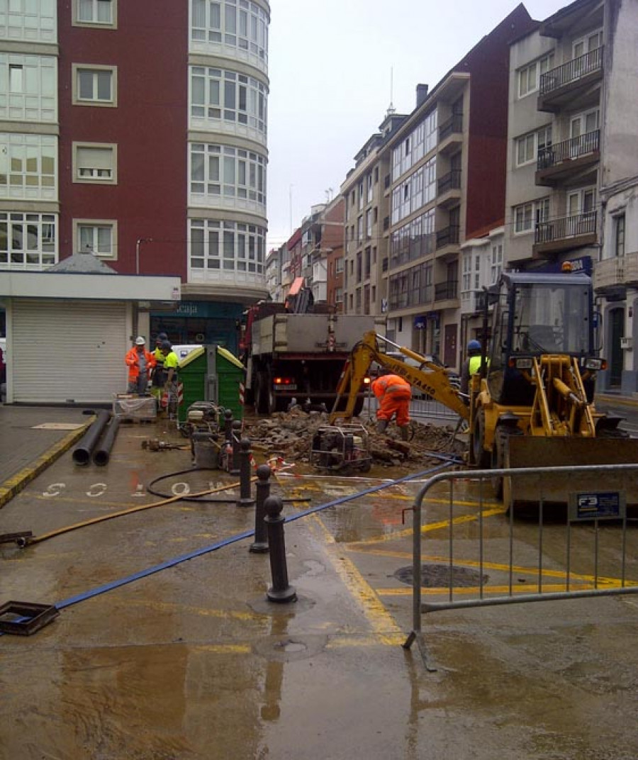 El casco urbano se queda varias horas sin agua al reventar la tubería general