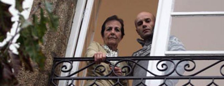 BETANZOS - Los encerrados en el Liceo desalojan el edificio tras una orden municipal