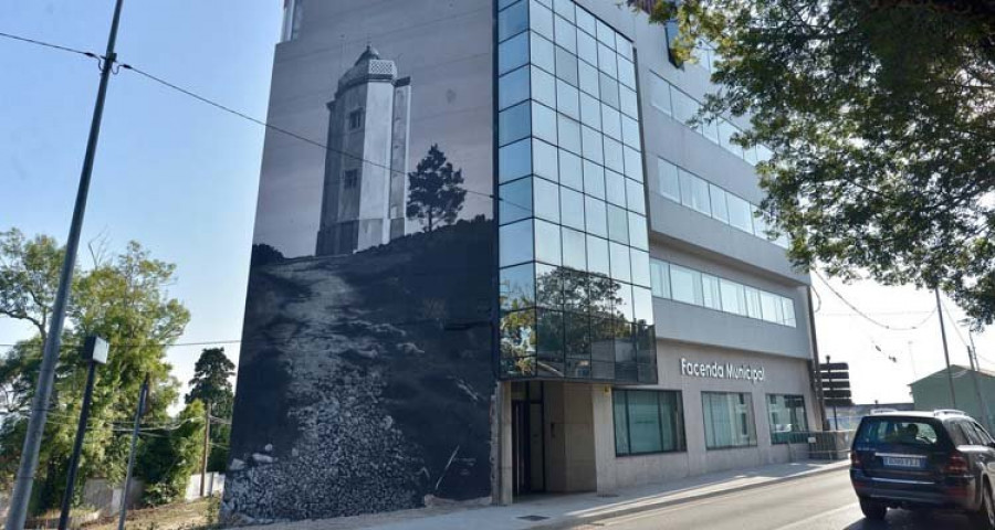 Oleiros cierra con un broche artístico la obra de la nueva sede de Hacienda