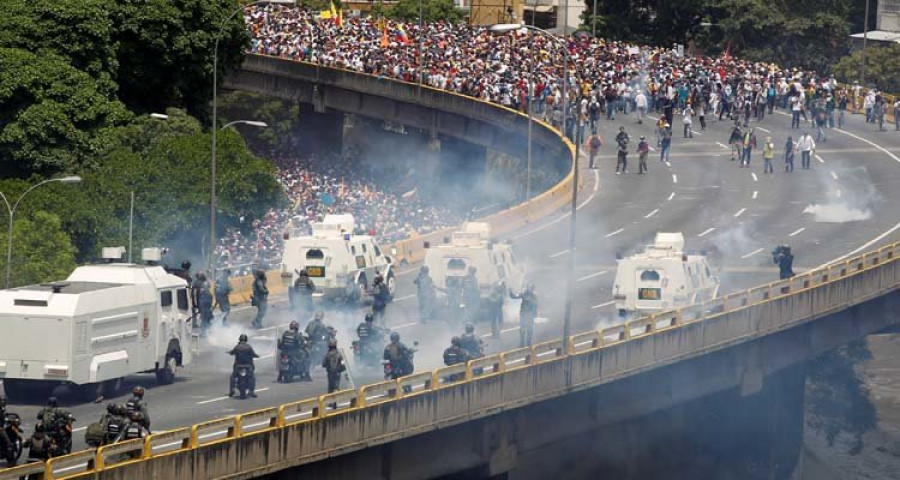 Fallece un menor por un disparo en la “gran marcha contra el golpe” en Caracas