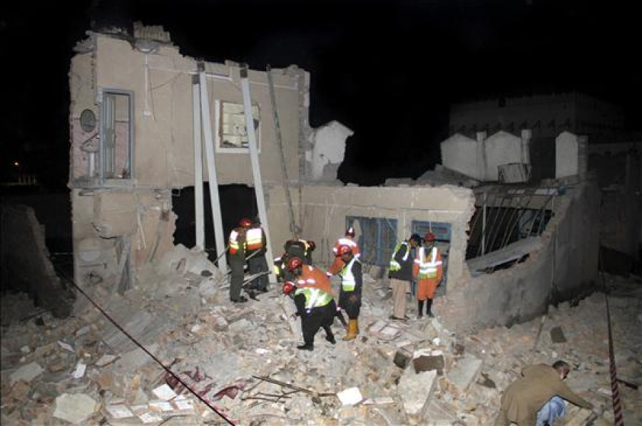 Decenas de atrapados tras derrumbarse un edificio en Pakistán