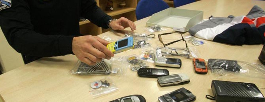 La Policía de Arteixo custodia los más de 400 objetos perdidos  a lo largo del año