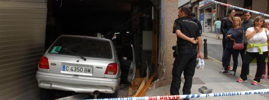 Empotra su coche contra una zapatería en la ronda de Nelle y se da a la fuga