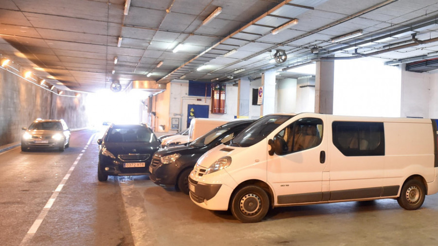 El botellón invade la plaza de Lugo y obliga a cerrar el parking público para evitar el vandalismo