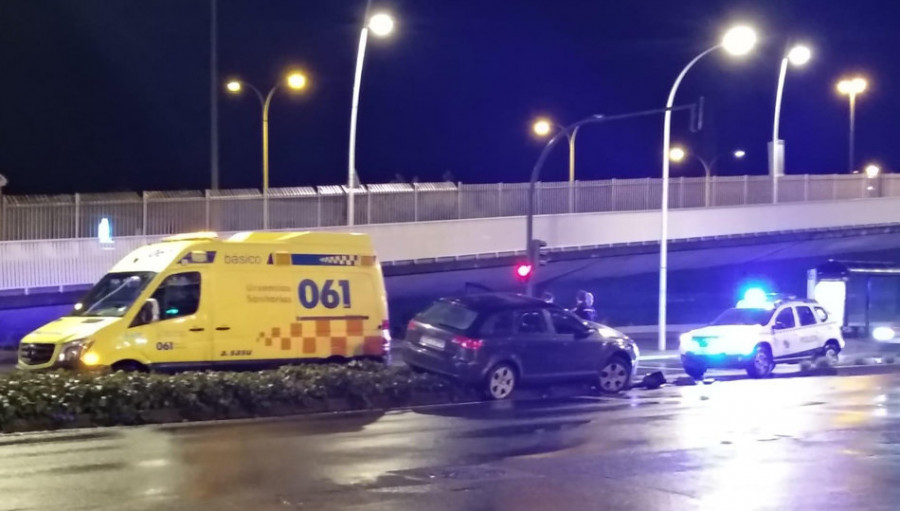 Un coche tira un semáforo en Linares Rivas y provoca el apagón de las señales de la zona