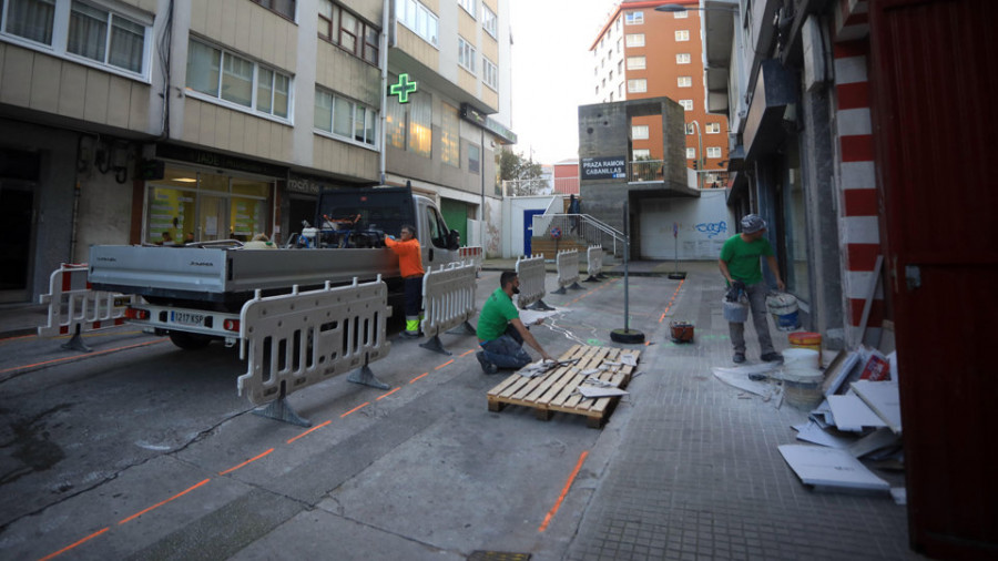 La ronda peatonal comienza a abrirse paso por Os Mallos desde la calle de Ramón Cabanillas