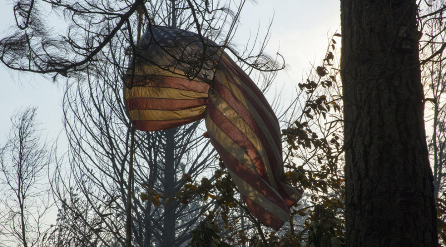 Hallan ocho cuerpos más en incendios de California y ya suman 59 los muertos