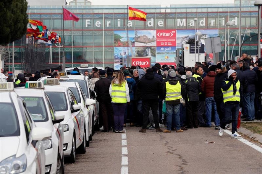 Los taxistas de Madrid anuncian una huelga de hambre y encadenamientos