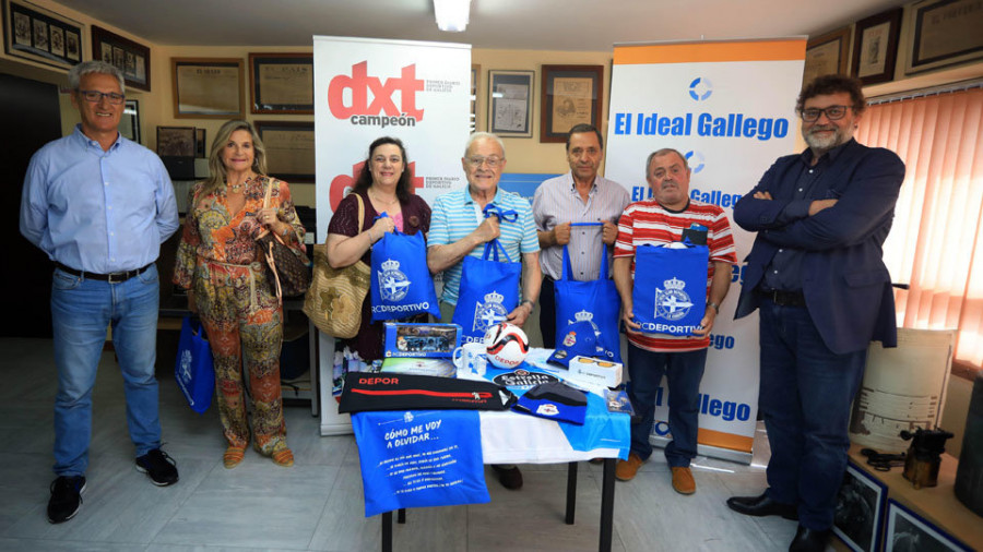 Los primeros ganadores del sorteo de lotes de  productos del Deportivo  recogen sus premios