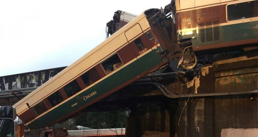 Un tren de pasajeros descarrila y cae sobre una autopista en EEUU