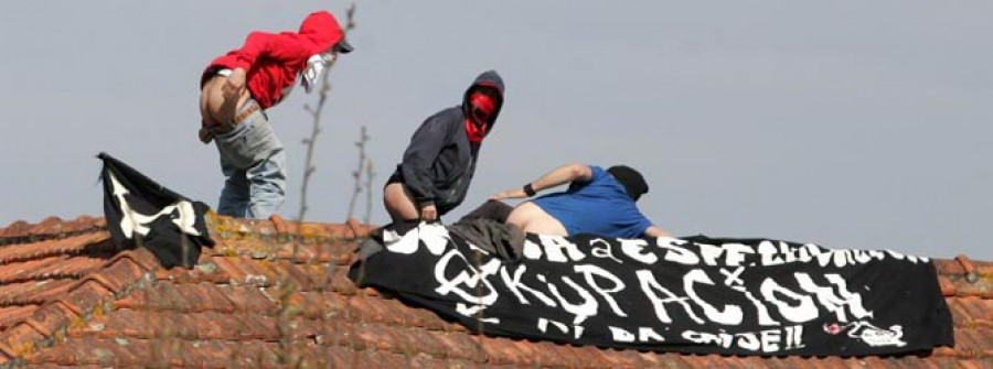 Los okupas de Palavea cortan la calle tras recibir una orden de desalojo