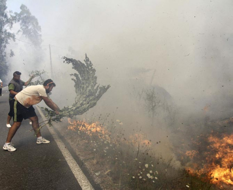 Continúa activo el fuego de Ribeira y desactivado el nivel 1 en Oia