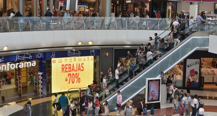 El comercio se llena por la tarde tras un inicio de rebajas sin grandes colas