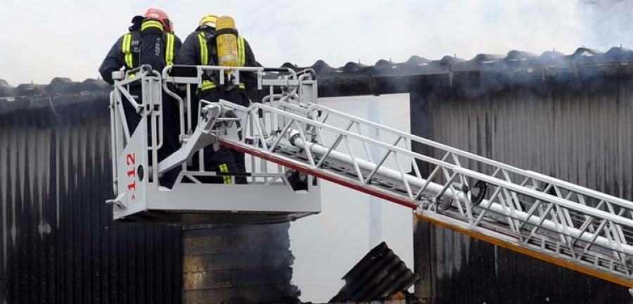 Un incendio calcina un silo de serrín en una maderera del polígono de Sigrás