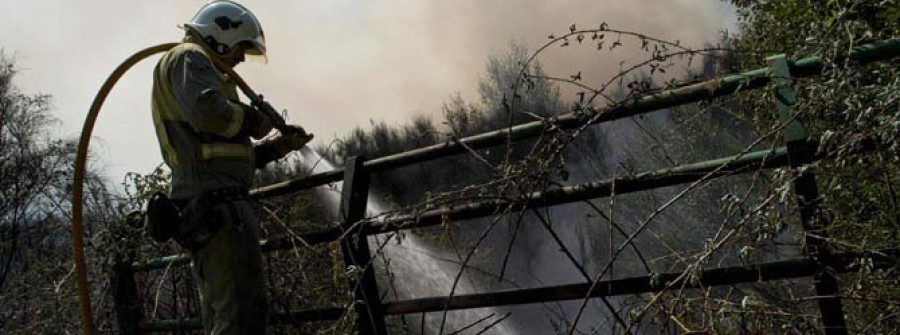 La Xunta da por controlado el fuego de Cualedro, que arrasó 2.170 hectáreas