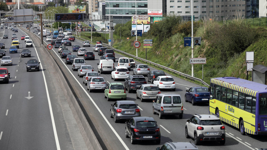 Un choque entre un camión y un coche ralentiza el acceso a la ciudad