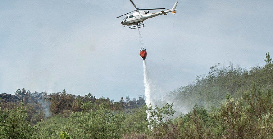 El incendio de Monterrei quema más de cien hectáreas pero no afecta ni a casas ni a viñedos