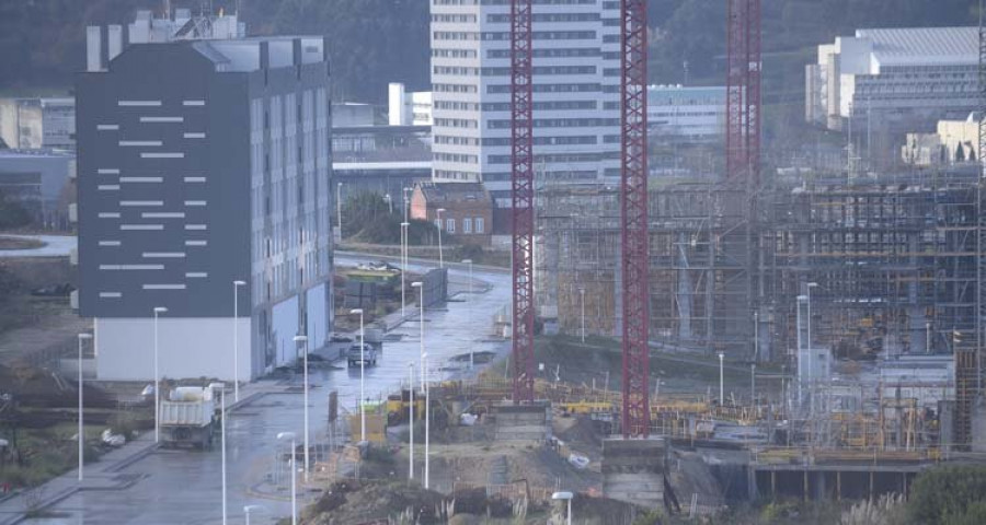 Urbanismo paraliza las obras de la cooperativa Eirís por instalar una grúa 
en el nuevo trazado