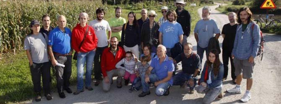 Medio centenar de voluntarios retira 400 kilos de basura del río Monelos