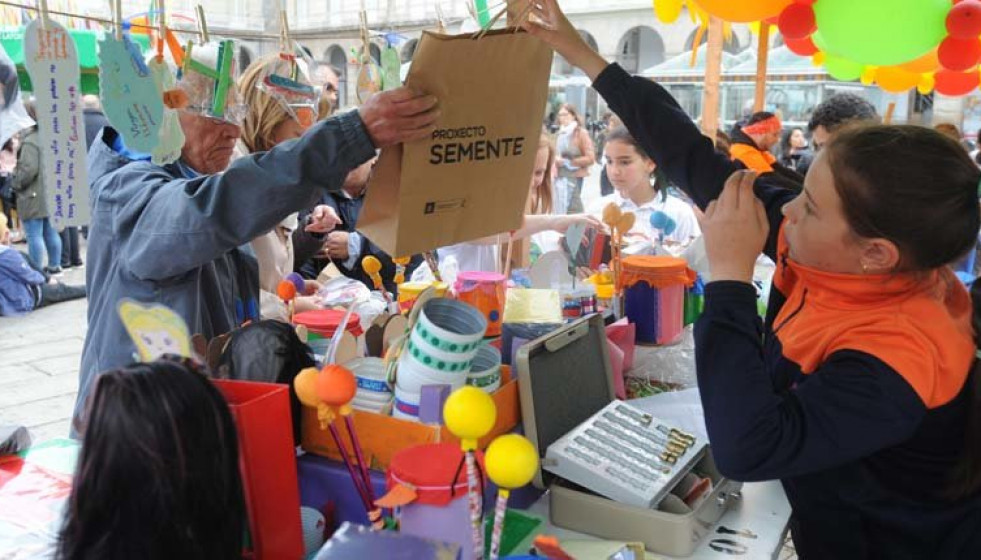 Los alumnos del Proxecto Semente venden sus productos en María Pita