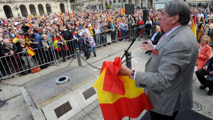 Unas 300 personas defienden en María Pita la Constitución ante el conflicto catalán