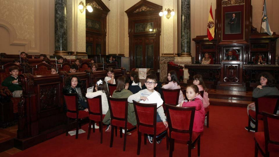 Reportaje | Los más pequeños replican a los políticos al tomar asiento en el pleno