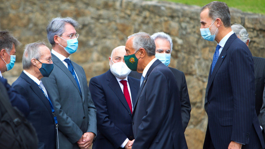 González y Rajoy arropan al rey  en la inauguración del Foro La Toja