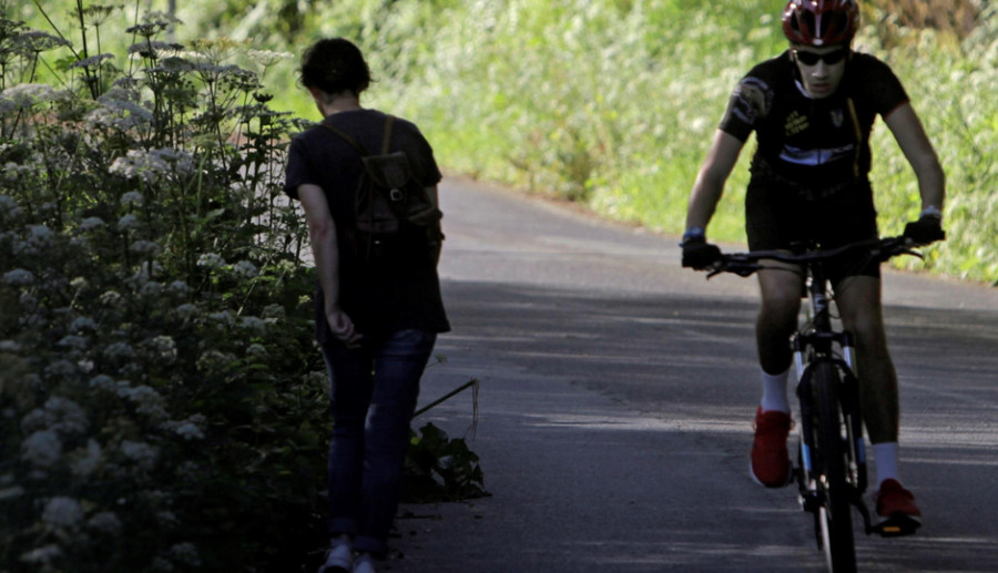 Evacuado un ciclista tras sufrir una caída en una zona de monte en Boiro