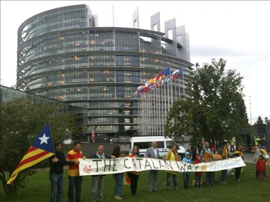 Organizan una cadena humana frente al Parlamento Europeo en Estrasburgo