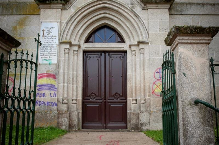 Pintadas a favor de la república en la Iglesia de Maside de Ourense