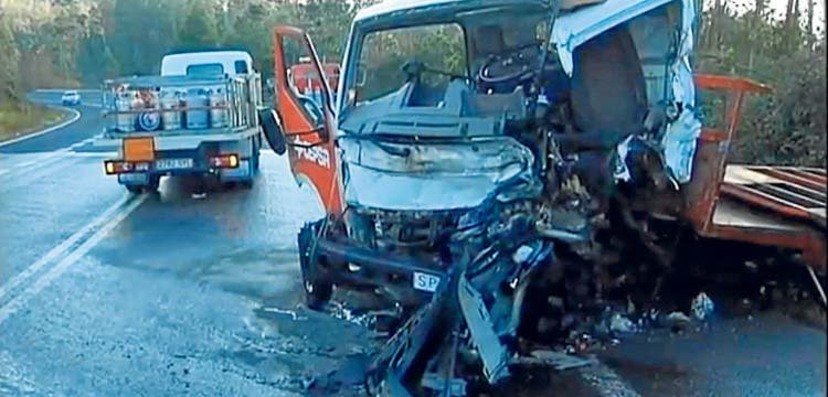 Tres heridos, dos de gravedad, al chocar un turismo y un camión de butano en Dumbría