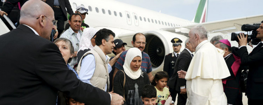 El papa interviene para acoger a otros nueve refugiados sirios en Italia