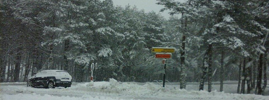 Emerxencias activa la alerta naranja por un temporal  de nieve en Galicia
