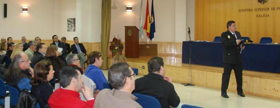 La Policía reclama la participación ciudadana en la reunión con asociaciones de vecinos y comerciantes