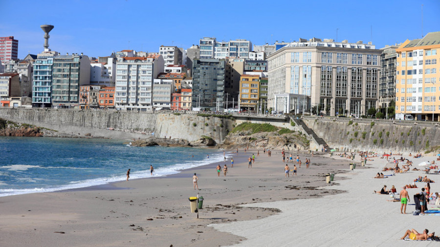 Las mareas vivas no dejan sin tarde de playa a los bañistas de Riazor y Orzán