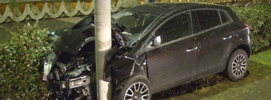 Un coche fuera de control recorre 200 metros por el Paseo antes de estrellarse